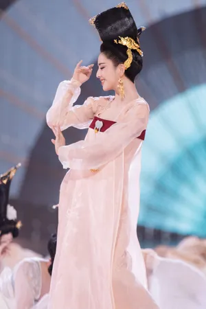 佟丽娅唯美浪漫舞台照图片_6