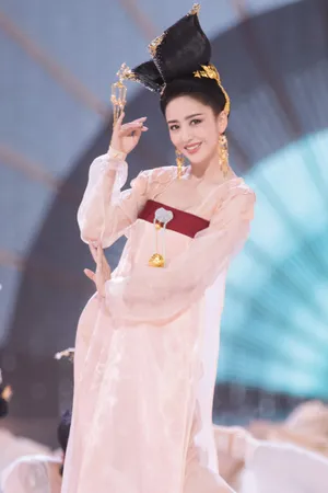 佟丽娅唯美浪漫舞台照图片_7