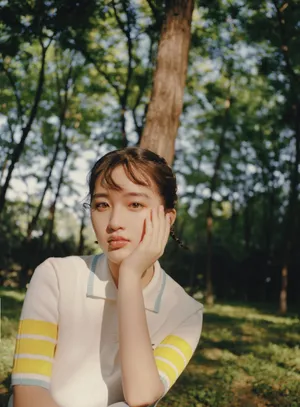 邓恩熙甜美林中写真图片_2