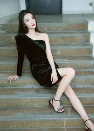 王楚然单肩礼服性感写真图片_2