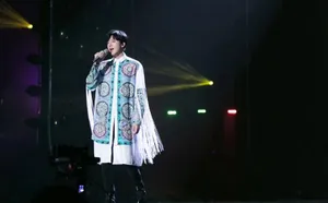 刘宇宁蓝色印花西装帅气图片_3