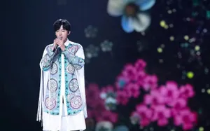 刘宇宁蓝色印花西装帅气图片_5