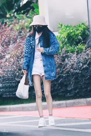 杨幂清新机场私服街拍图片