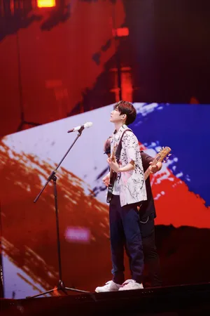 王源晚会现场彩排照图片