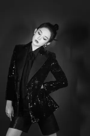 古力娜扎黑色西装魅力写真图片_3