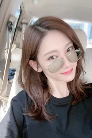 李沐宸甜美俏皮自拍图片