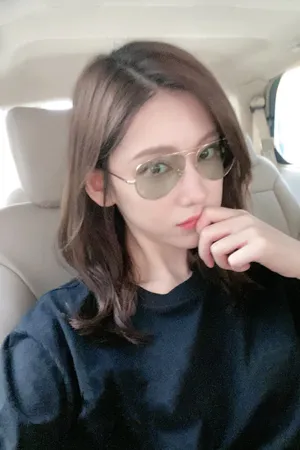 李沐宸甜美俏皮自拍图片