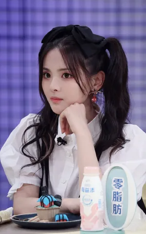 杨超越双马尾少女感造型图片_4