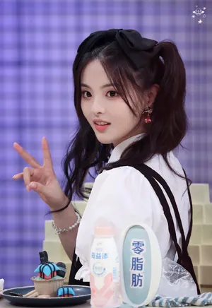杨超越双马尾少女感造型图片_6