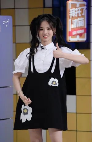 杨超越双马尾少女感造型图片_8