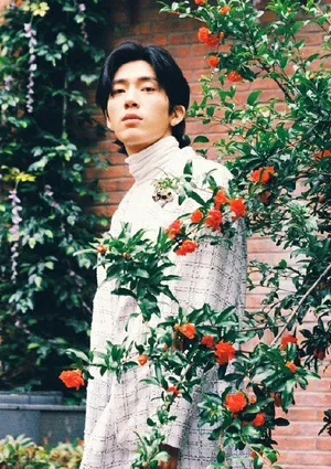 井柏然复古帅气花间写真图片