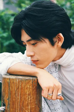 井柏然复古帅气花间写真图片_2