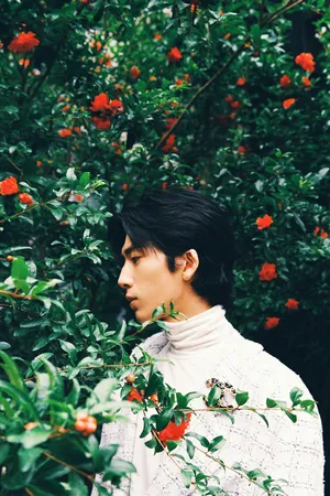 井柏然复古帅气花间写真图片_3