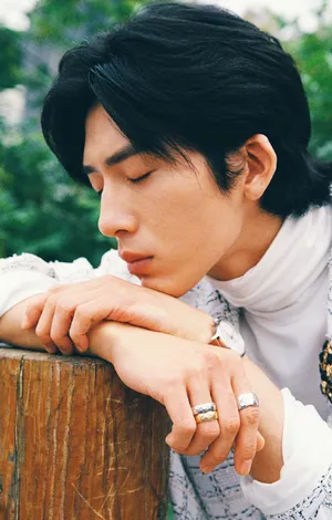 井柏然复古帅气花间写真图片_4