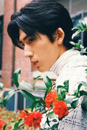 井柏然复古帅气花间写真图片_5
