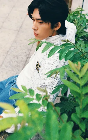 井柏然复古帅气花间写真图片_9