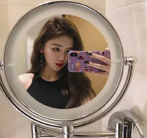 鹂蔓俏皮可爱自拍照图片