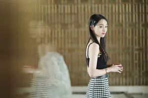 郑爽格子裙简约甜美写真图片_1