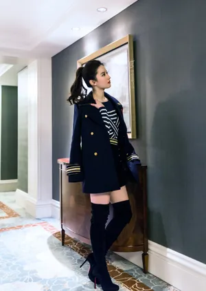 刘亦菲制服长靴性感写真图片_2