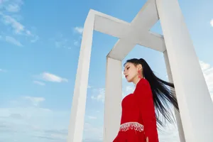 张予曦低胸红裙性感写真图片_4
