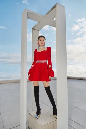 张予曦低胸红裙性感写真图片_5