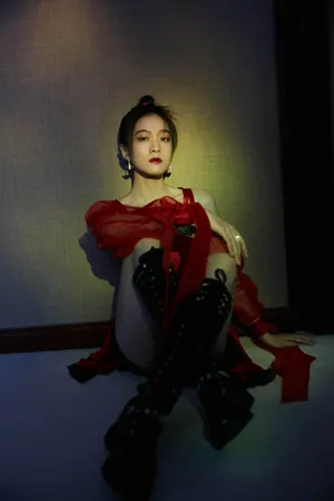 张雪迎美艳红衣古风写真图片