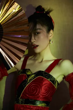 张雪迎美艳红衣古风写真图片