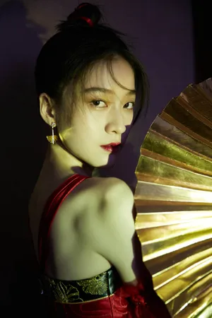 张雪迎美艳红衣古风写真图片_2