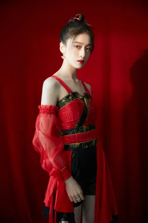 张雪迎美艳红衣古风写真图片_5