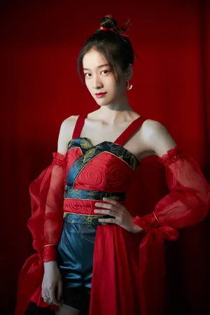 张雪迎美艳红衣古风写真图片_6
