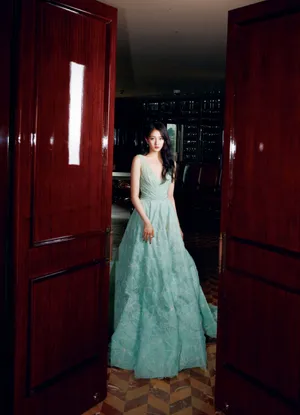 关晓彤流光眼尾线性感写真图片_7