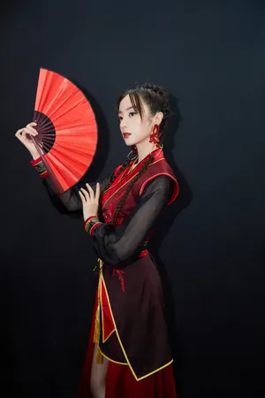 胡冰卿国风红装少女写真图片_2