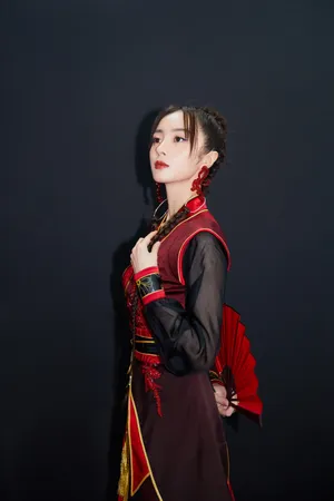 胡冰卿国风红装少女写真图片_3