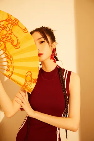 胡冰卿国风红装少女写真图片_5