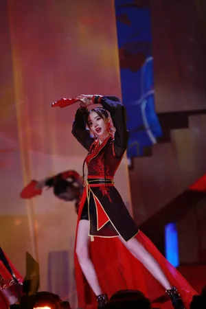 胡冰卿国风红装少女写真图片_9