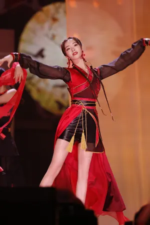胡冰卿国风红装少女写真图片_10