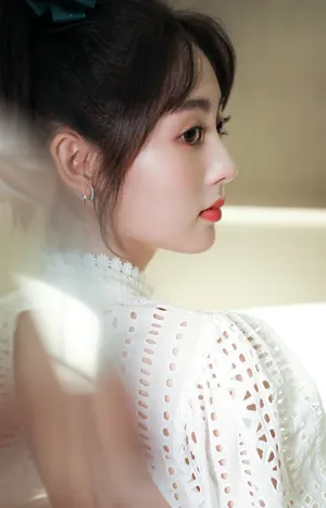 邢菲白色露背装性感写真图片_2