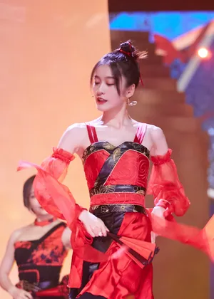 张雪迎侠女造型美艳舞台照图片