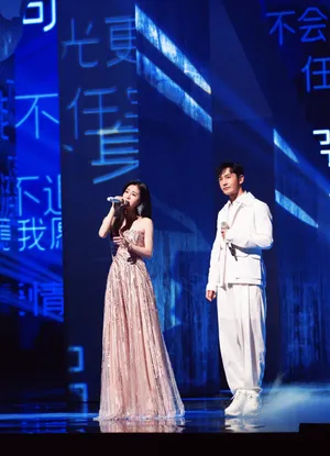 张碧晨仙气唯美舞台照图片