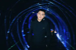 贾乃亮纯黑西装帅气图片写真