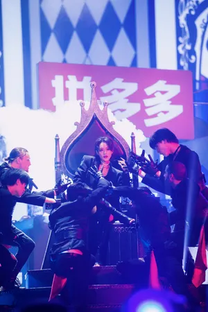 张馨予黑桃皇后酷感舞台照图片_4