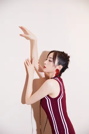 胡冰卿迷人红裙魅力性感写真_4