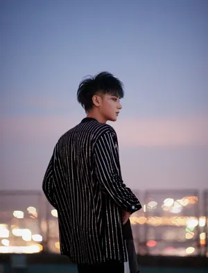 黄子韬黑白衬衣帅气图片写真_1