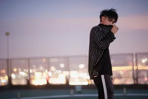黄子韬黑白衬衣帅气图片写真_2