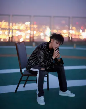 黄子韬黑白衬衣帅气图片写真_3