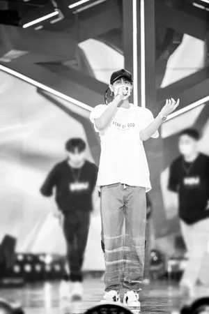 黄子韬黑白衬衣帅气图片写真_6