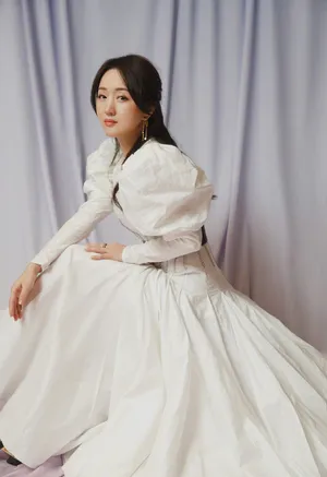杨钰莹白色泡泡袖长裙性感图片