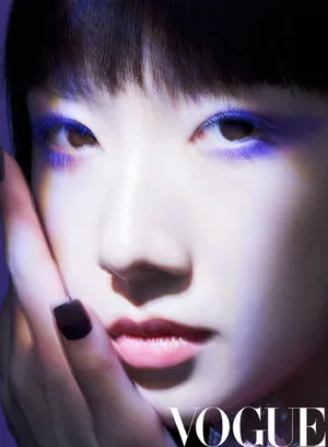 孟美岐紫色眼影时尚写真图片_3