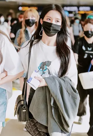 刘些宁短裙私服机场照图片_2