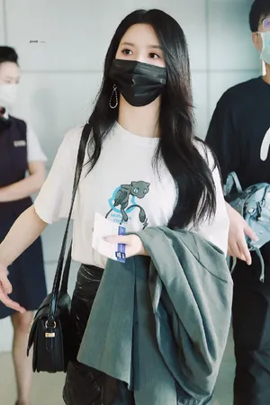 刘些宁短裙私服机场照图片_3
